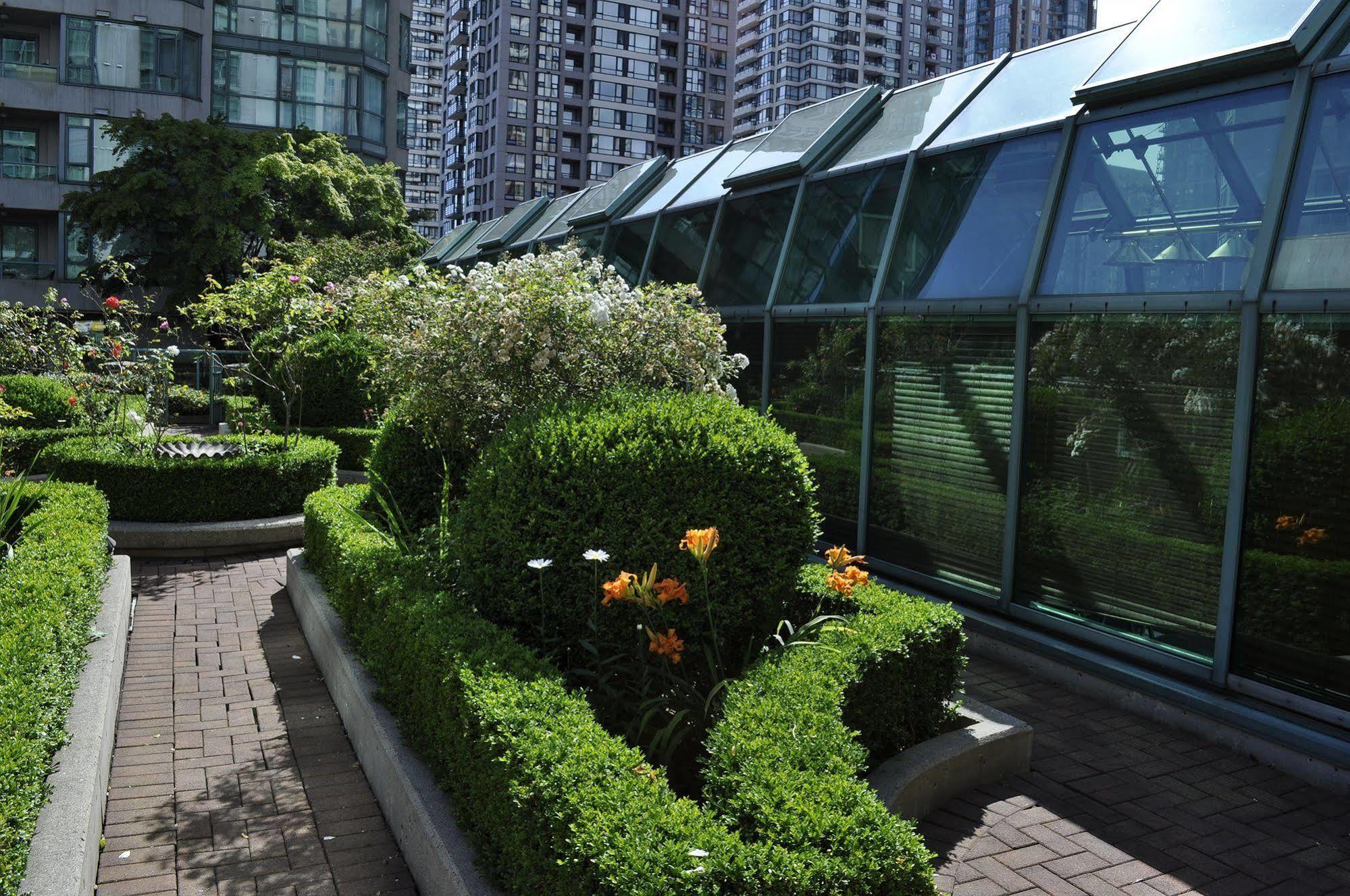 Rosedale On Robson Suite Hotel Vancouver Exterior foto